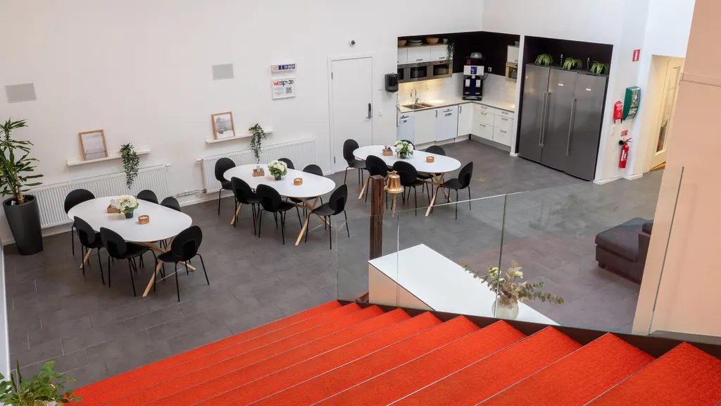 Frukostbordet på WeSpace med företagare som äter frukost tillsammans